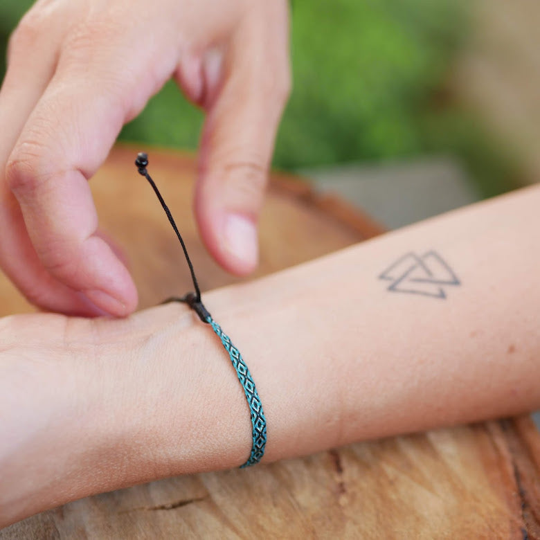 Pulsera fina VARIOS COLORES