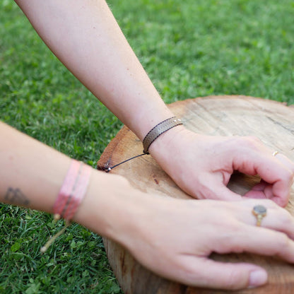 Pulsera telar ancha negra y mostacillas