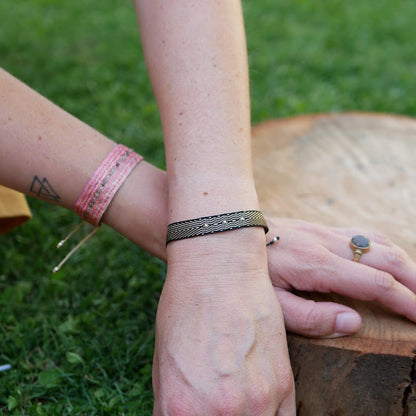 Pulsera telar ancha negra y mostacillas
