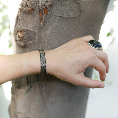Pulsera telar ancha negra y mostacillas