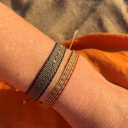 Pulsera telar ancha negra y mostacillas